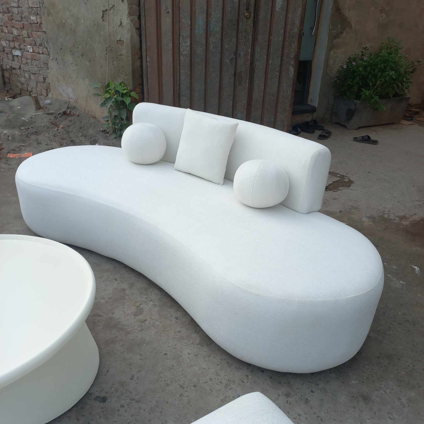 6 seater whitey kideny sofa set with chairs