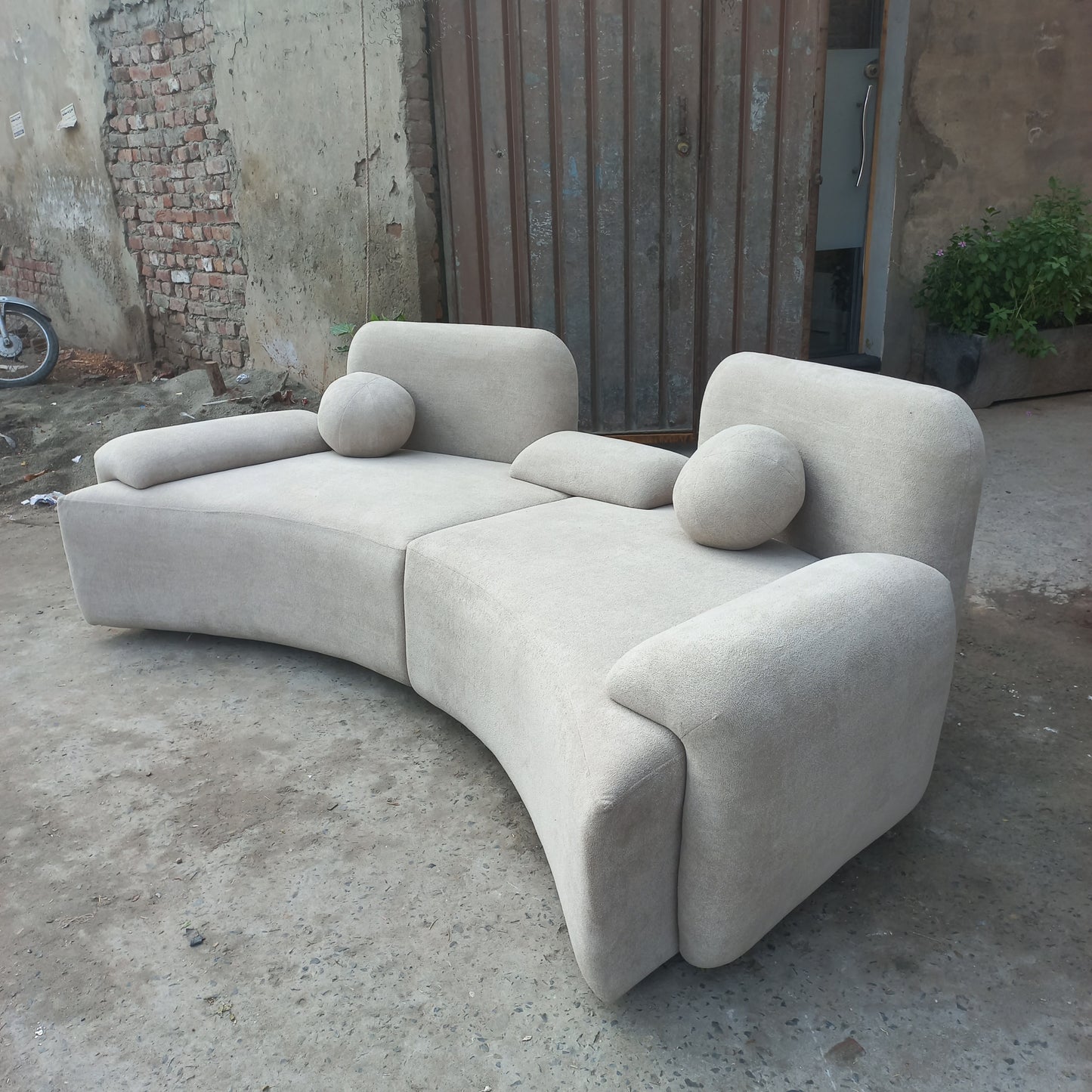 4 seater partition sofa with round cushion ( axefurniture )
