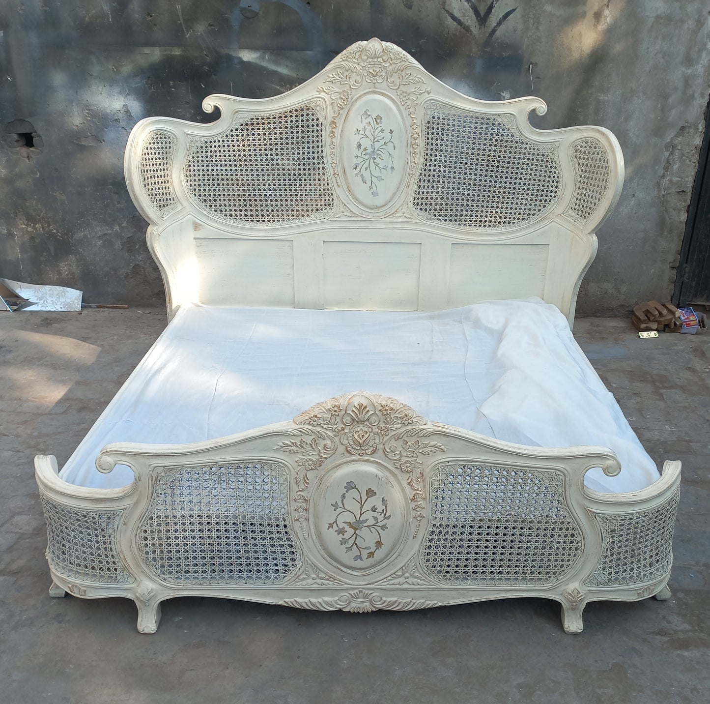 Snowy classic bed set