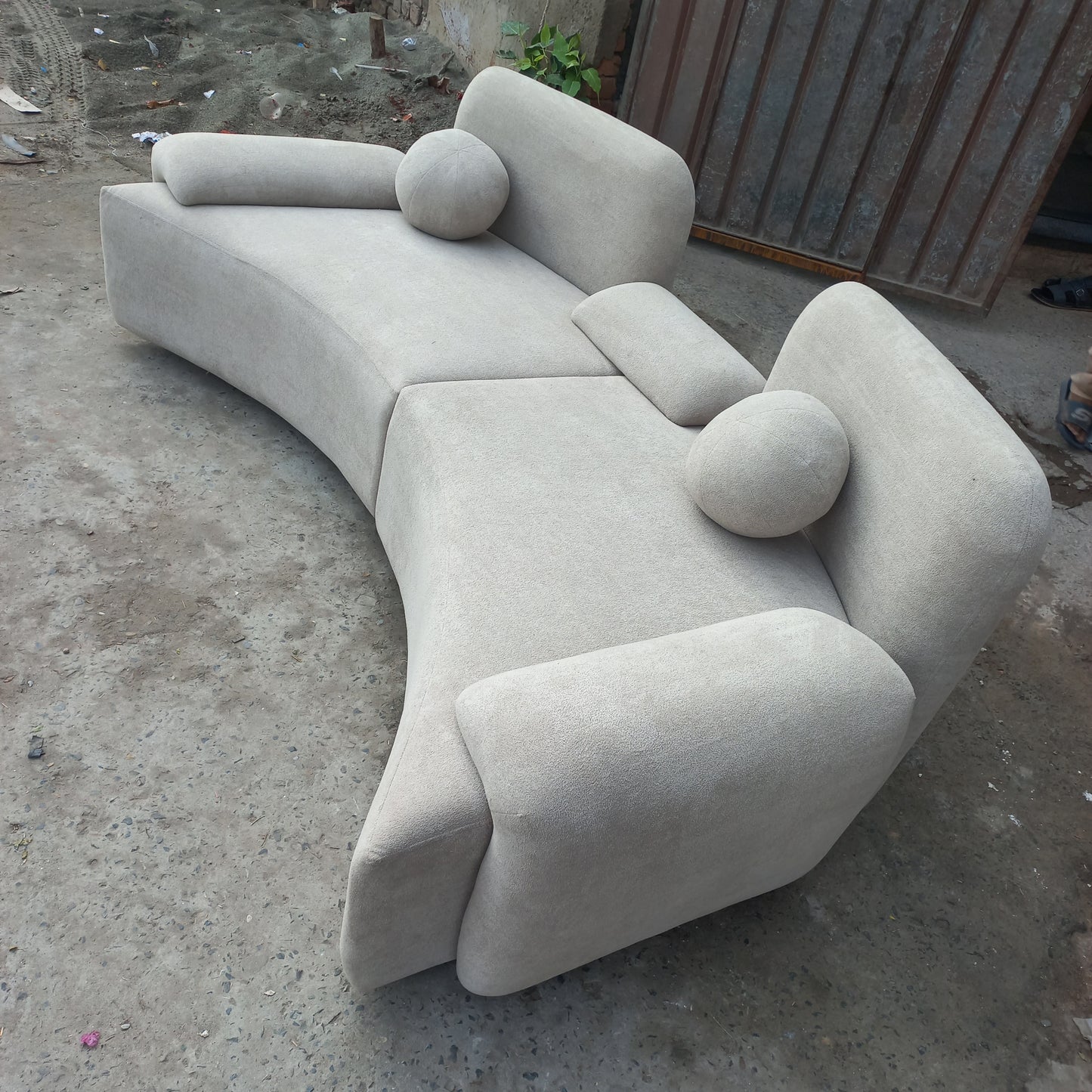 4 seater partition sofa with round cushion ( axefurniture )