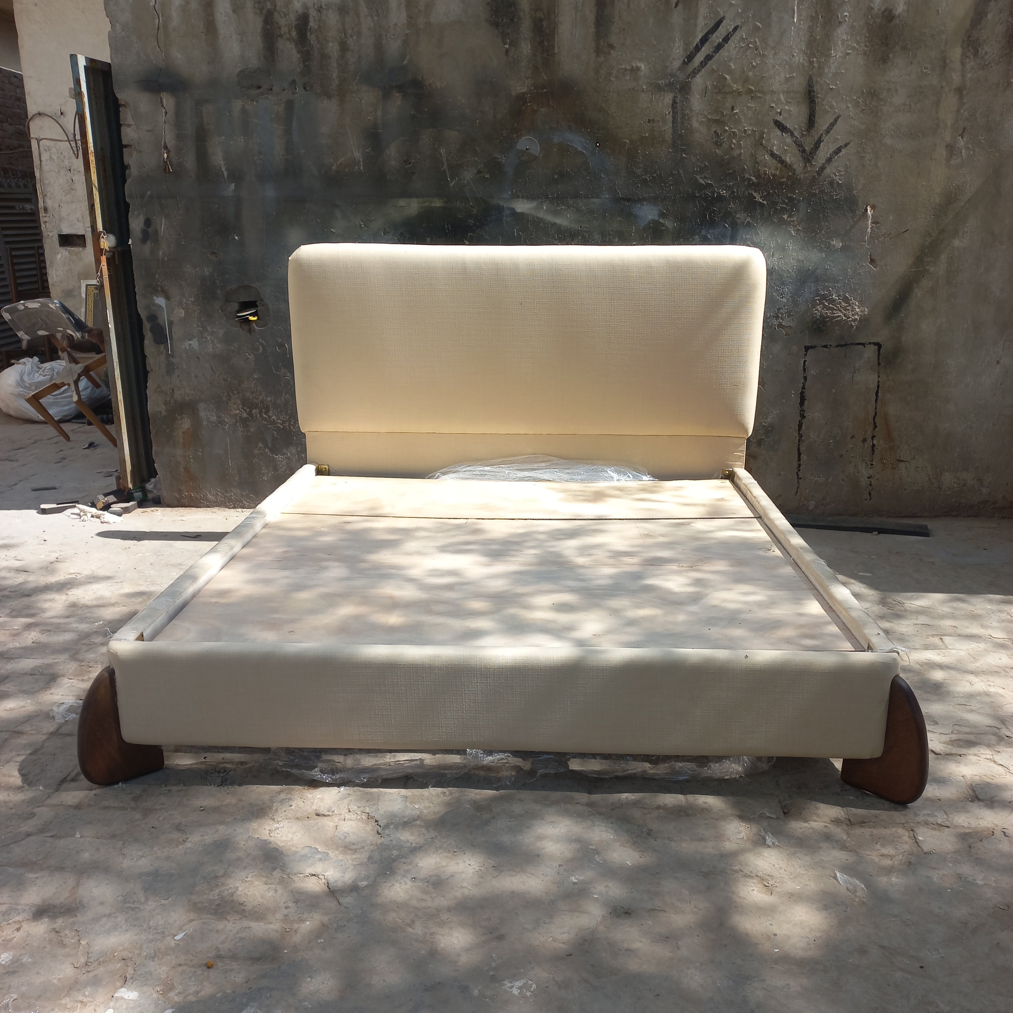 Woody bed with wooden legs